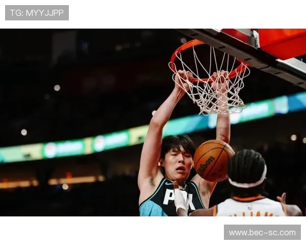 小杨激情泼水庆祝斯普利特首场胜利并获得比赛用球